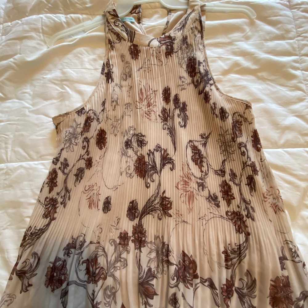 2 sleeveless blouses